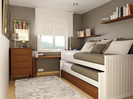 <img alt="маленька спальня коричнева і біла" src="http://desingfor.at.ua/Spalny/1/small-bedroom-brown-and-white-535x401.jpg"/>