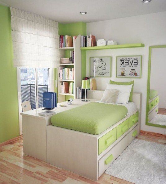 <img alt="маленька спальня зелена і біла" src="http://desingfor.at.ua/Spalny/1/small-bedroom-green-and-white-535x596.jpg"/>