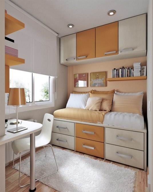 <img alt="маленька спальня помаранчева" src="http://desingfor.at.ua/Spalny/1/small-bedroom-orange-535x669.jpg"/>